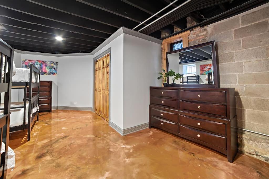 Chicago Mid-Century Gem Steps From United Center Villa Bagian luar foto