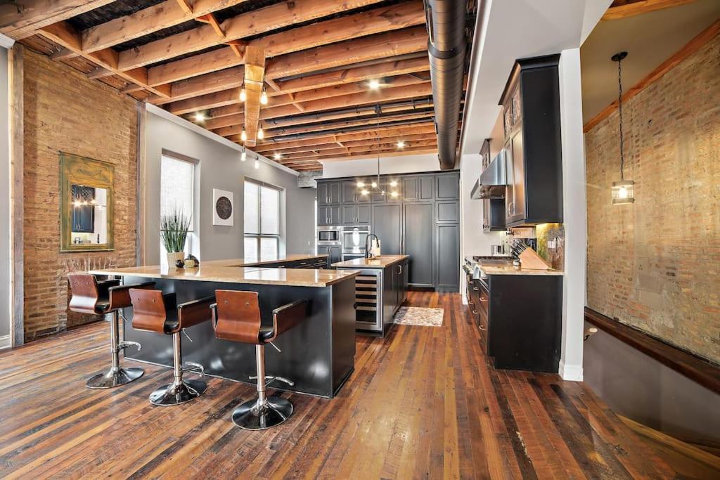 Chicago Mid-Century Gem Steps From United Center Villa Bagian luar foto