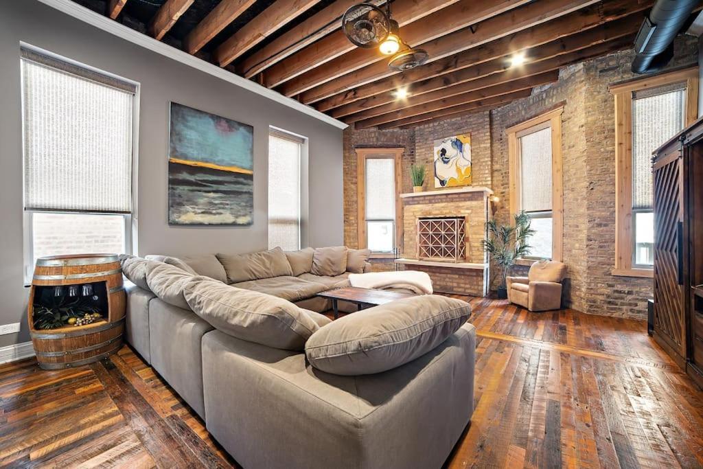 Chicago Mid-Century Gem Steps From United Center Villa Bagian luar foto