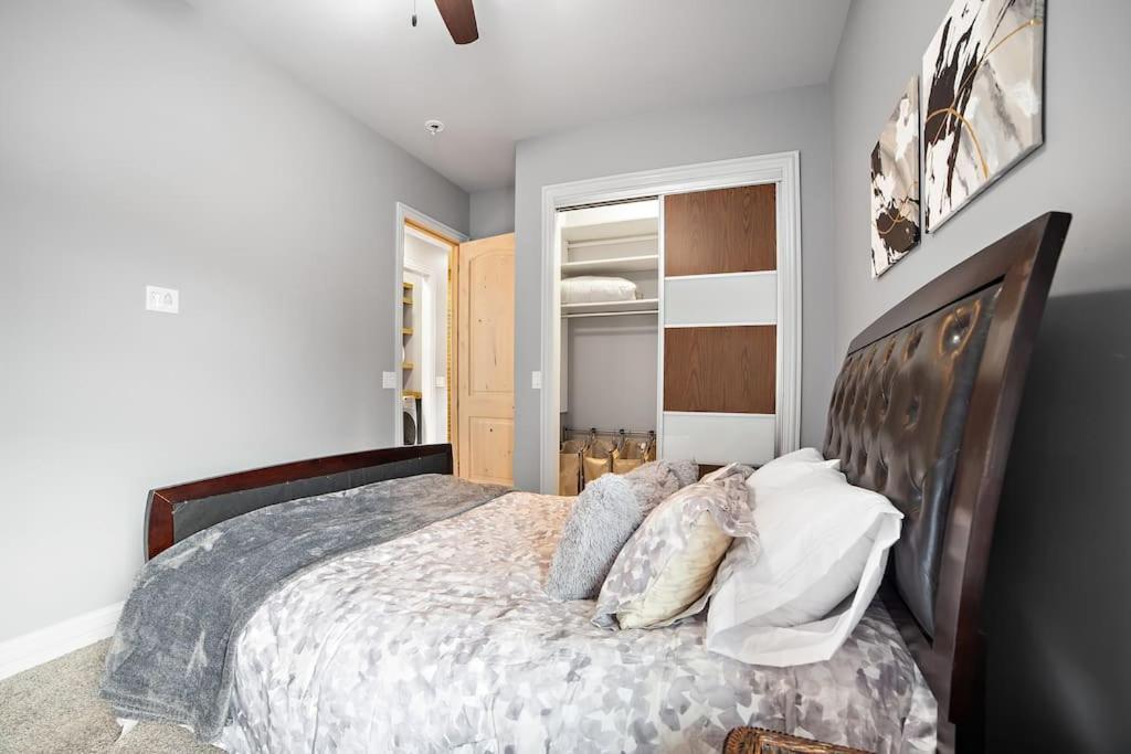 Chicago Mid-Century Gem Steps From United Center Villa Bagian luar foto