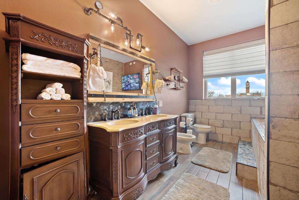 Chicago Mid-Century Gem Steps From United Center Villa Bagian luar foto