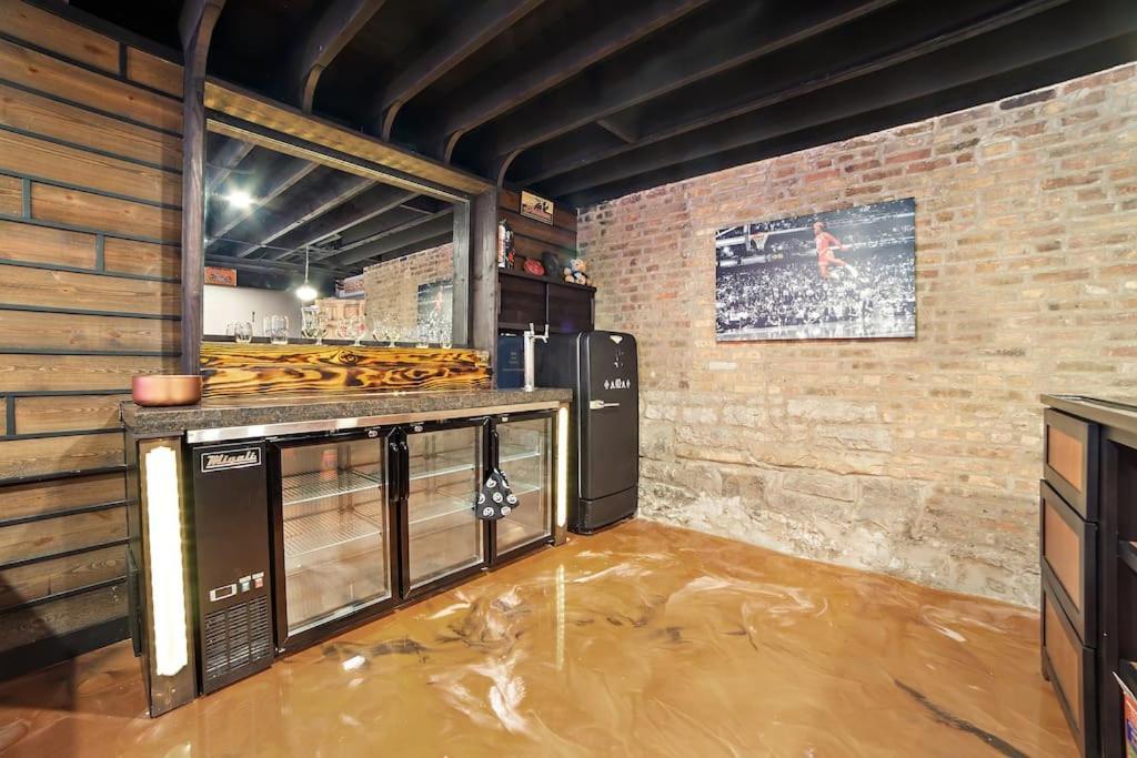Chicago Mid-Century Gem Steps From United Center Villa Bagian luar foto