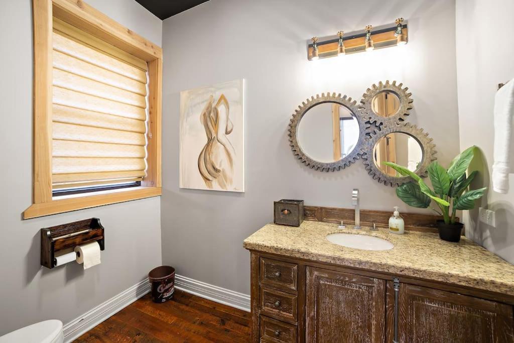 Chicago Mid-Century Gem Steps From United Center Villa Bagian luar foto
