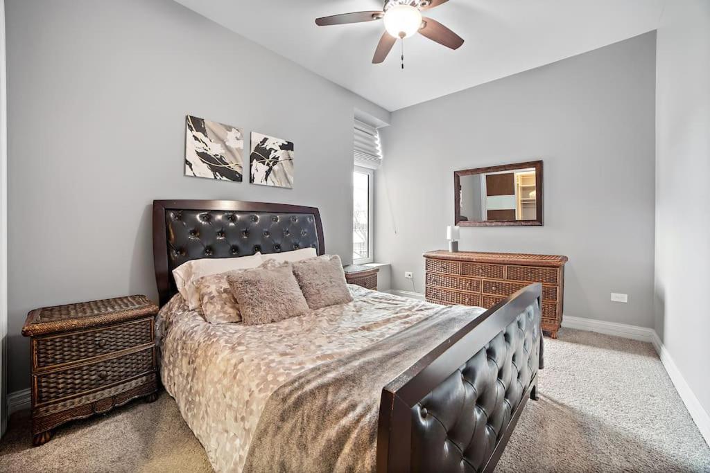 Chicago Mid-Century Gem Steps From United Center Villa Bagian luar foto