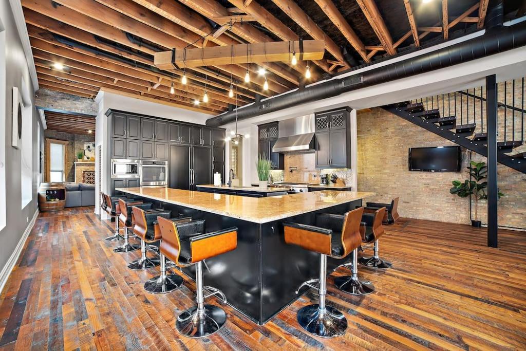 Chicago Mid-Century Gem Steps From United Center Villa Bagian luar foto